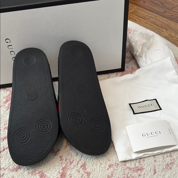 Gucci Men's Black Slide Sandals with Red and Green Stripes - Picture 3 of 3